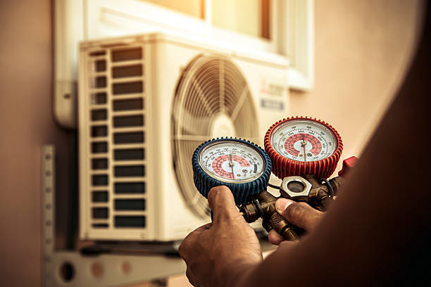 Professional Hvac technician working in Naperville, IL